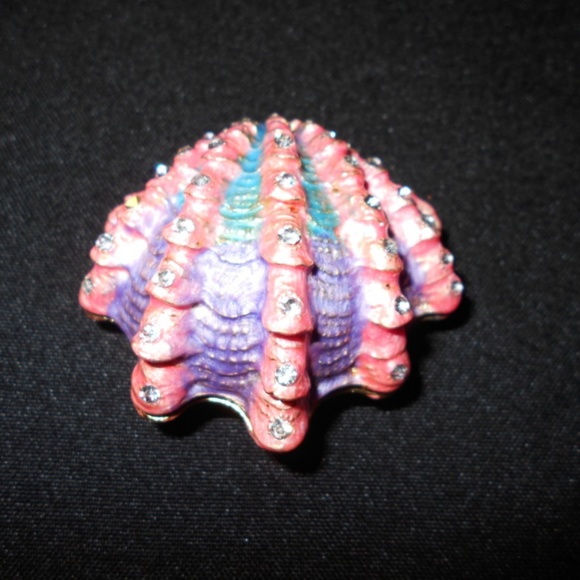 Mini Clam Jewelry Box - Picture 3 of 3